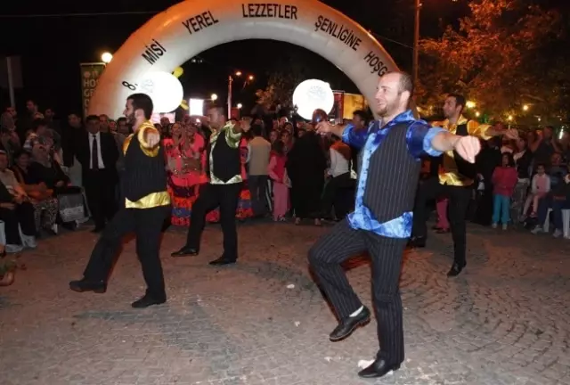 Erkekler Bulaşık Yıkamak İçin Yarıştı Erkekler Bulaşık Yıkamak İçin Yarıştı