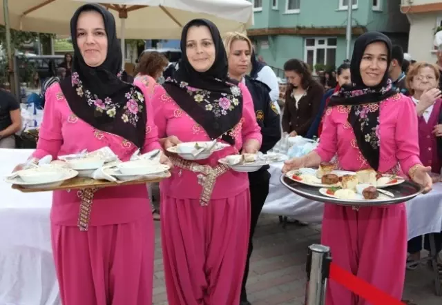 Erkekler Bulaşık Yıkamak İçin Yarıştı Erkekler Bulaşık Yıkamak İçin Yarıştı