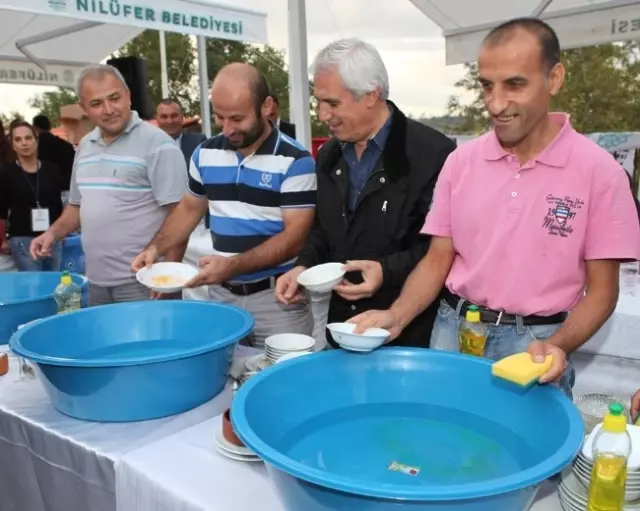 Erkekler Bulaşık Yıkamak İçin Yarıştı Erkekler Bulaşık Yıkamak İçin Yarıştı