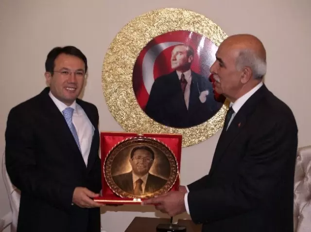 Esob Başkanı Ünal'dan Vali Akdemir'e Ziyaret Esob Başkanı Ünal'dan Vali Akdemir'e Ziyaret