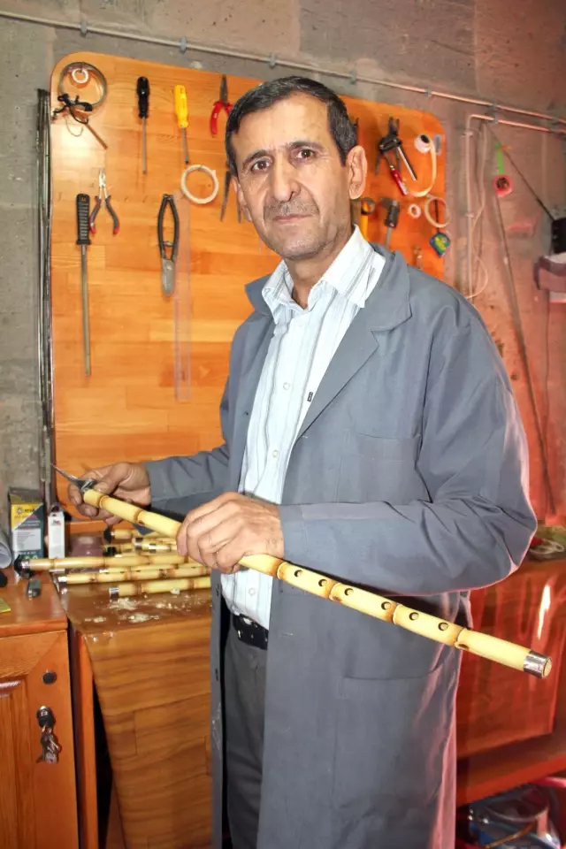 Sesine Hayran Olduğu Neyi, Hem Yapıyor, Hem Üflüyor Sesine Hayran Olduğu Neyi, Hem Yapıyor, Hem Üflüyor