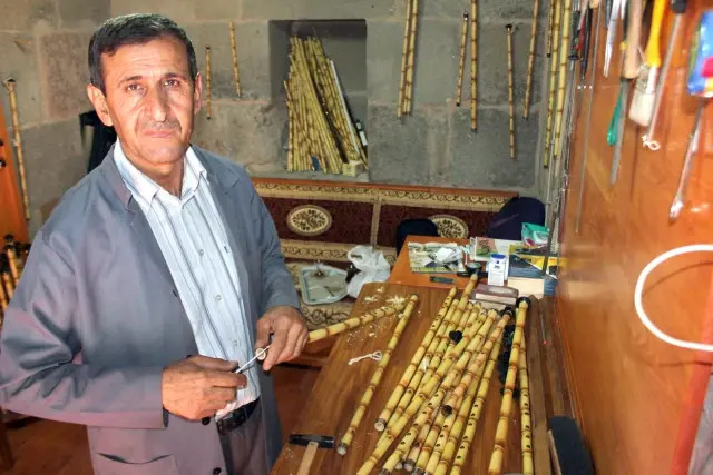 Sesine Hayran Olduğu Neyi, Hem Yapıyor, Hem Üflüyor Sesine Hayran Olduğu Neyi, Hem Yapıyor, Hem Üflüyor