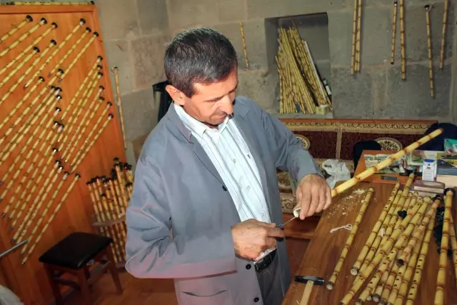 Sesine Hayran Olduğu Neyi, Hem Yapıyor, Hem Üflüyor Sesine Hayran Olduğu Neyi, Hem Yapıyor, Hem Üflüyor