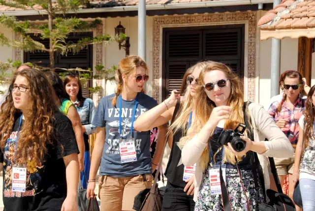Yabancı Öğretmen ve Öğrenciler Yörük Kadınlarından Yufka Yapmasını Öğrendi Yabancı Öğretmen ve Öğrenciler Yörük Kadınlarından Yufka Yapmasını Öğrendi