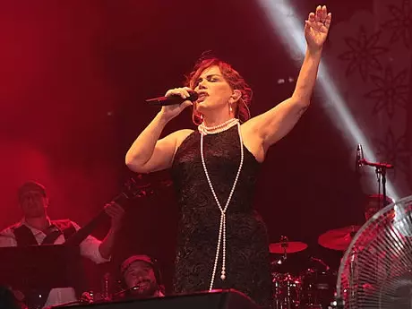 Sezen Aksu'dan Gazino Tadında Festival Sezen Aksu'dan Gazino Tadında Festival