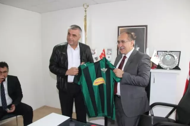Manisa Valisi Savaş'dan Akhisar Belediyespor'a Destek Manisa Valisi Savaş'dan Akhisar Belediyespor'a Destek