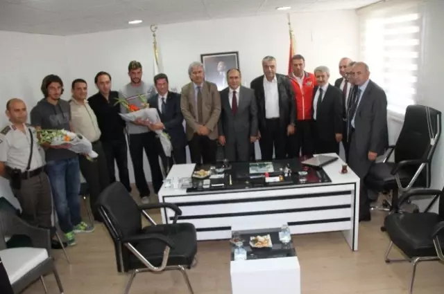 Manisa Valisi Savaş'dan Akhisar Belediyespor'a Destek Manisa Valisi Savaş'dan Akhisar Belediyespor'a Destek
