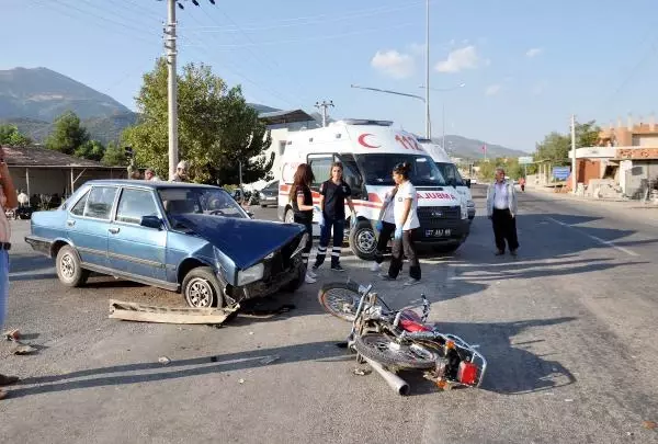 Otomobile Çarpan Liseli Motosikletli Yaralandı Otomobile Çarpan Liseli Motosikletli Yaralandı