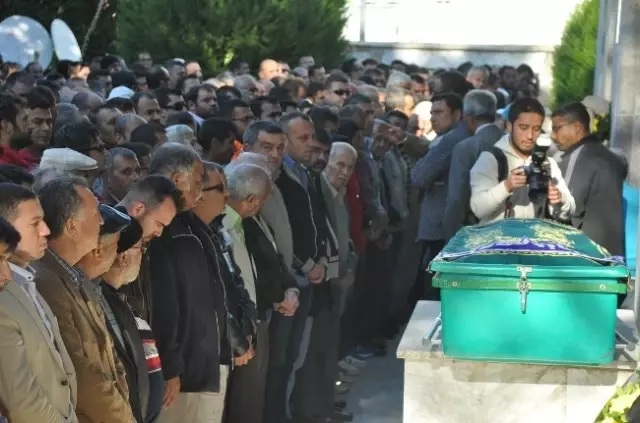 Sosyal Medyada Tartıştığı Arkadaşını Öldüren Zanlı Adliyeye Sevk Edildi Sosyal Medyada Tartıştığı Arkadaşını Öldüren Zanlı Adliyeye Sevk Edildi