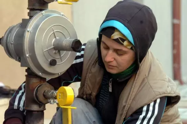 Eşi İşçi Bulamayınca Doğalgaz Tesisatçısı Oldu Eşi İşçi Bulamayınca Doğalgaz Tesisatçısı Oldu