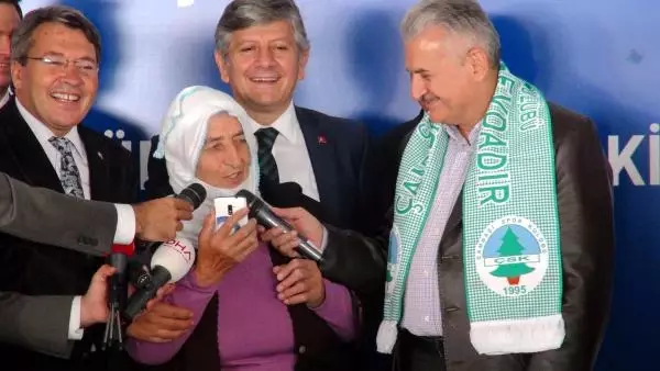 Bakan Yıldırım, Fatma Nine ile El Ele Tutuşup Oynadı Bakan Yıldırım, Fatma Nine ile El Ele Tutuşup Oynadı