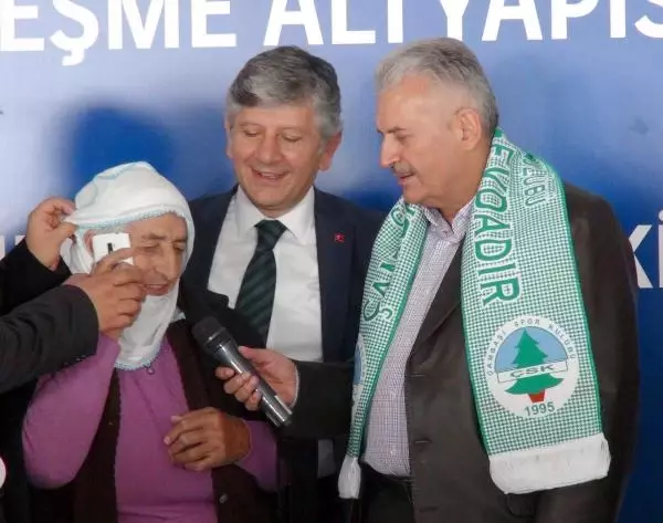 Bakan Yıldırım, Fatma Nine ile El Ele Tutuşup Oynadı Bakan Yıldırım, Fatma Nine ile El Ele Tutuşup Oynadı