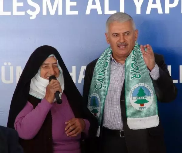 Bakan Yıldırım, Fatma Nine ile El Ele Tutuşup Oynadı Bakan Yıldırım, Fatma Nine ile El Ele Tutuşup Oynadı