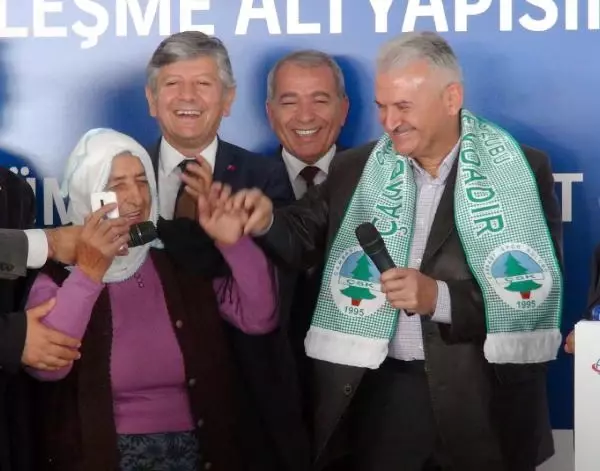 Bakan Yıldırım, Fatma Nine ile El Ele Tutuşup Oynadı Bakan Yıldırım, Fatma Nine ile El Ele Tutuşup Oynadı