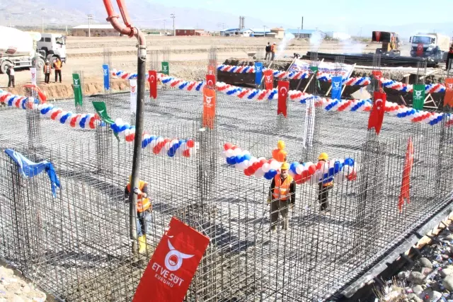 Et ve Süt Kurumu'nun İlk Tavuk Kombine Tesisi Erzincan'a Yapılıyor Et ve Süt Kurumu'nun İlk Tavuk Kombine Tesisi Erzincan'a Yapılıyor