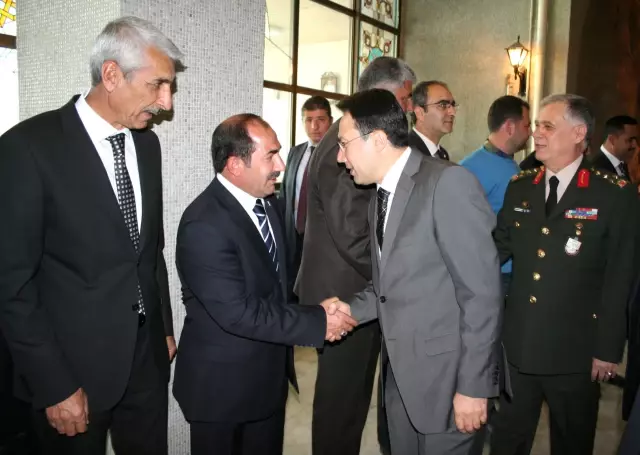 Erzincan'da Toplu Bayramlaşma Geleneği Bozulmadı Erzincan'da Toplu Bayramlaşma Geleneği Bozulmadı
