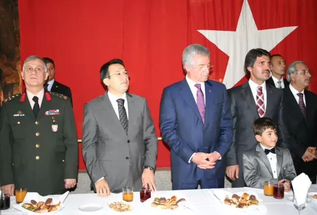 Erzincan'da Toplu Bayramlaşma Geleneği Bozulmadı Erzincan'da Toplu Bayramlaşma Geleneği Bozulmadı
