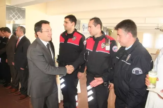 Vali Akdemir'den Bayram Ziyaretleri Vali Akdemir'den Bayram Ziyaretleri