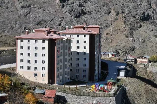 Gümüşhane'de Afetzedeler Konut Kuralarını Çekti Gümüşhane'de Afetzedeler Konut Kuralarını Çekti