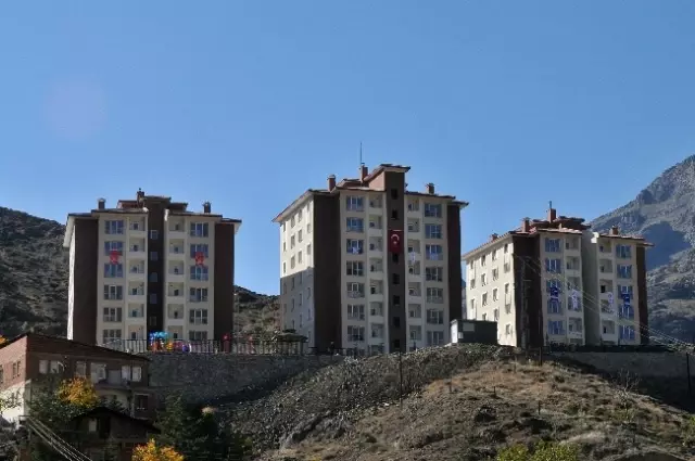 Gümüşhane'de Afetzedeler Konut Kuralarını Çekti Gümüşhane'de Afetzedeler Konut Kuralarını Çekti