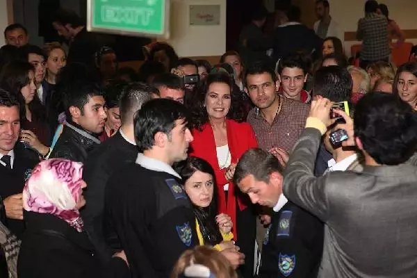 Hülya Koçyiğit: Biz Sinemayı Yaparak Öğrendik Hülya Koçyiğit: Biz Sinemayı Yaparak Öğrendik