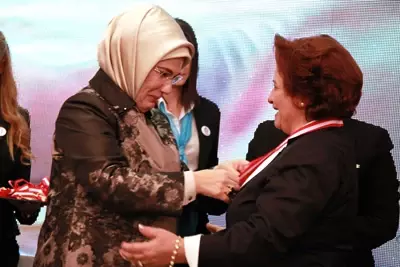 Ankara Valisi Eşi'ne Gönül Elçisi Madalyası Verildi Ankara Valisi Eşi'ne Gönül Elçisi Madalyası Verildi