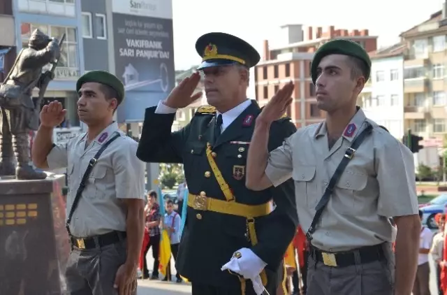 Cumhuriyet Bayramı Kutlamaları Çelenk Sunumuyla Başladı Cumhuriyet Bayramı Kutlamaları Çelenk Sunumuyla Başladı