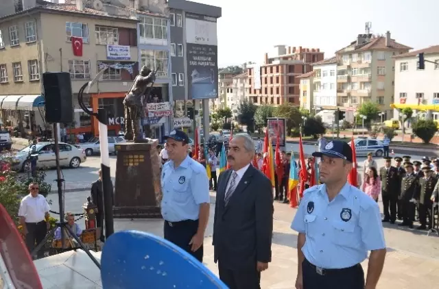 Cumhuriyet Bayramı Kutlamaları Çelenk Sunumuyla Başladı Cumhuriyet Bayramı Kutlamaları Çelenk Sunumuyla Başladı
