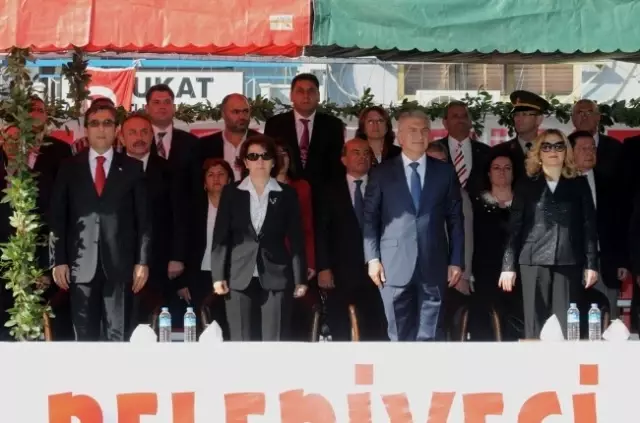 Karşıyaka'da Coşkulu Kutlama Karşıyaka'da Coşkulu Kutlama