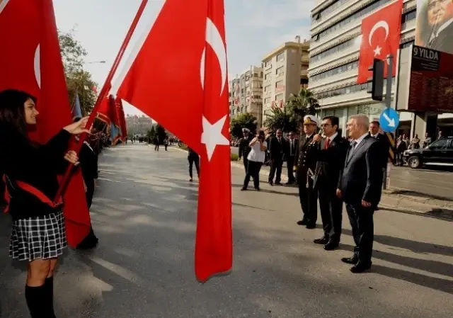 Karşıyaka'da Coşkulu Kutlama Karşıyaka'da Coşkulu Kutlama