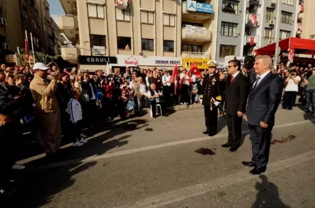 Karşıyaka'da Coşkulu Kutlama Karşıyaka'da Coşkulu Kutlama