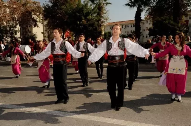 Karşıyaka'da Coşkulu Kutlama Karşıyaka'da Coşkulu Kutlama