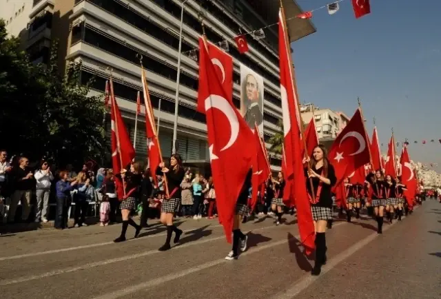 Karşıyaka'da Coşkulu Kutlama Karşıyaka'da Coşkulu Kutlama
