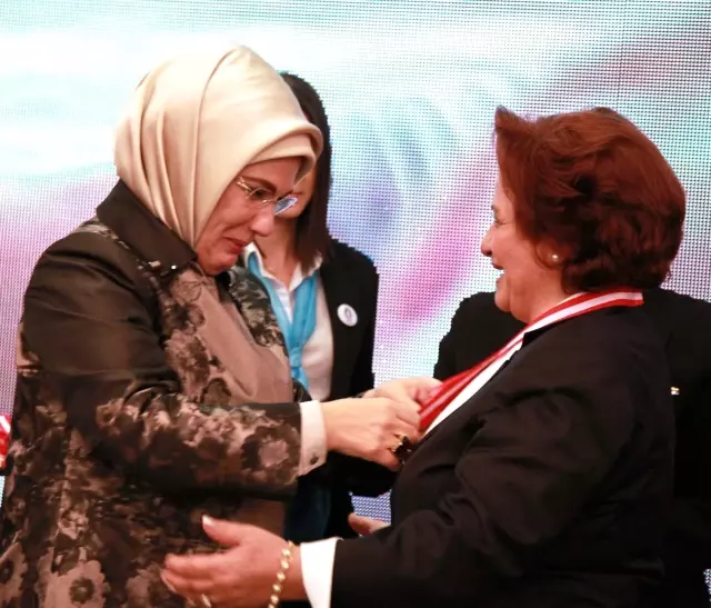 Ankara Valisi Yüksel'in Eşi Madalya Aldı Ankara Valisi Yüksel'in Eşi Madalya Aldı