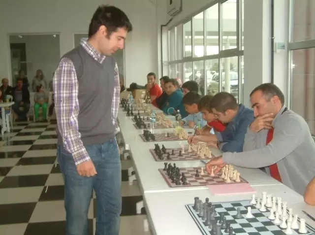 Dragan Solak Gençlerle Simultane Maç Yaptı Dragan Solak Gençlerle Simultane Maç Yaptı