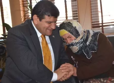 Vali Mayda'ya 107 Yaşındaki Kadından Ziyaret Vali Mayda'ya 107 Yaşındaki Kadından Ziyaret