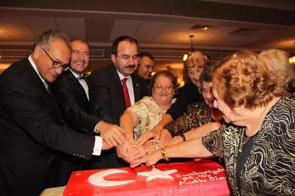 Darüşşafakalılar'ın Cumhuriyet Coşkusu Darüşşafakalılar'ın Cumhuriyet Coşkusu