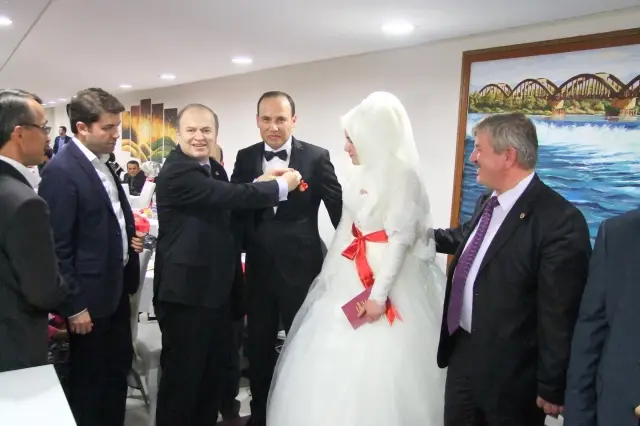 MHP Samsun Milletvekil Şimşek, Yeğeninin Nikah Şahidi Oldu MHP Samsun Milletvekil Şimşek, Yeğeninin Nikah Şahidi Oldu