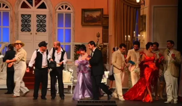 Mdob, 'Lüküs Hayat' Müzikalini Adana'da Sahneleyecek Mdob, 'Lüküs Hayat' Müzikalini Adana'da Sahneleyecek