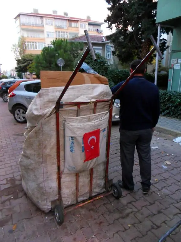 Atik Karton Toplayicisinin Bayrak Sevgisi Haberler Com Guncel