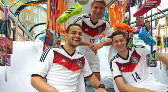 Alman Milli Futbol Takımı, Yeni Formasını Tanıttı ...