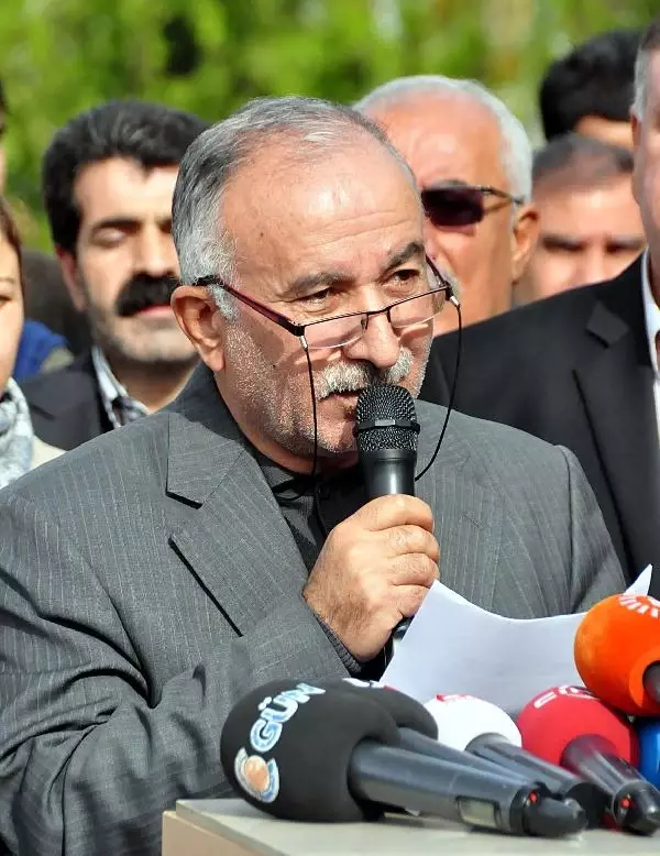 Ahmet Türk: Başbakan ve Barzani'nin Belediye Ziyareti Kalıcı Çözüme Katkı Sunacaktır (2) Ahmet Türk: Başbakan ve Barzani'nin Belediye Ziyareti Kalıcı Çözüme Katkı Sunacaktır (2)