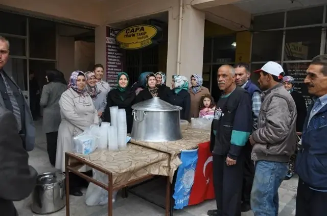 AK Parti Kırkağaç Teşkilatı Üyesi Kadınlardan Aşure Etkinliği
