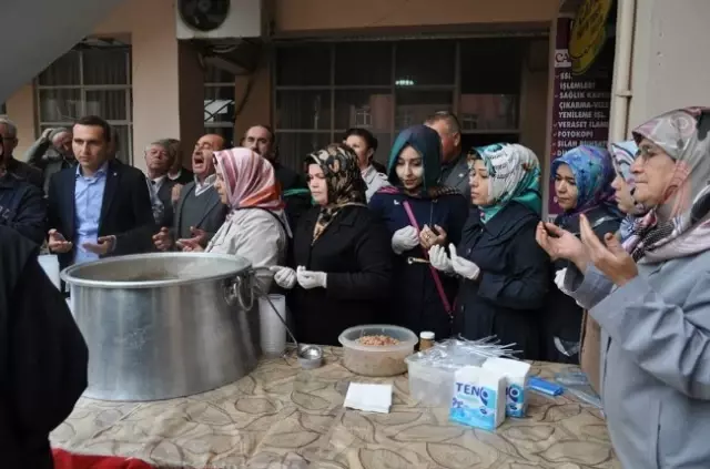 AK Parti Kırkağaç Teşkilatı Üyesi Kadınlardan Aşure Etkinliği