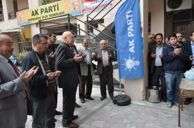 AK Parti Kırkağaç Teşkilatı Üyesi Kadınlardan Aşure Etkinliği
