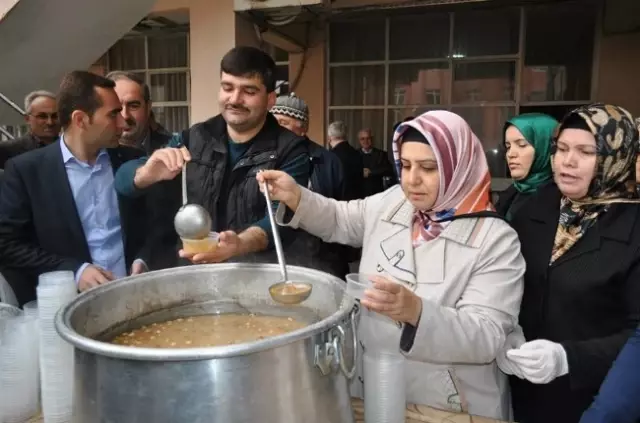 AK Parti Kırkağaç Teşkilatı Üyesi Kadınlardan Aşure Etkinliği