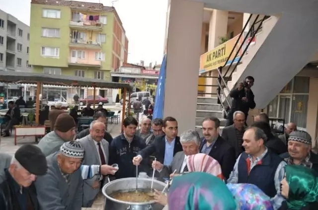 AK Parti Kırkağaç Teşkilatı Üyesi Kadınlardan Aşure Etkinliği