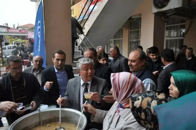 AK Parti Kırkağaç Teşkilatı Üyesi Kadınlardan Aşure Etkinliği