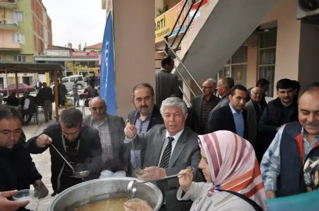 AK Parti Kırkağaç Teşkilatı Üyesi Kadınlardan Aşure Etkinliği