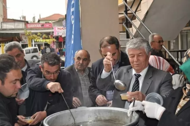 AK Parti Kırkağaç Teşkilatı Üyesi Kadınlardan Aşure Etkinliği